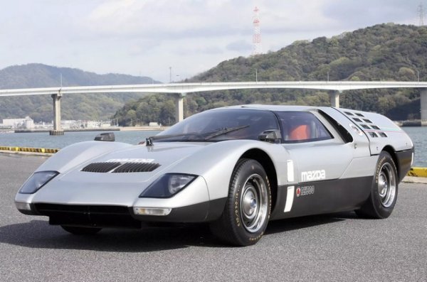 В края на шейсетте години шефовете на Mazda са амбицирани да си съперничат с Ferrari, Maserati и Lamborghini. И на салона в Токио през 1970 г. идеята е въплътена във футуристичния RX500. Визията на Шигенори Фукуда е вдъхновена от научнофантастичния филм от 1968 г. „Космическа одисея“. Мислено махнете колелата и ще видите междузвезден самолет. Ролетните врати и капаци на двигателя засилват асоциациите.
Размерите са скромни, приблизително същите като на Maserati Bora и по-компактни от Kia Rio. Но ако италианските автомобили са задвижвани от двигатели V6 и V8, японският е малък и само с 250 к.с. Това е достатъчно за лека 850-килограмова Mazda с пластмасова каросерия да достигне 240 км/ч.